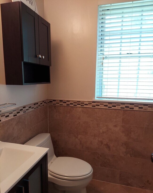 Building Photo - Stunning And Spacious 2-Level, 1 Bedroom, ...