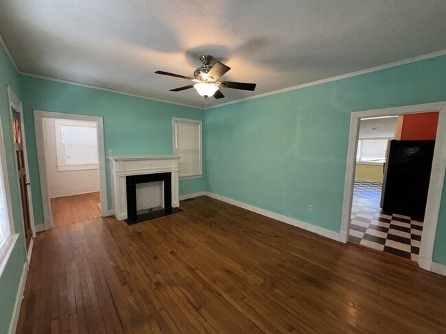 Building Photo - 302 Decelle St