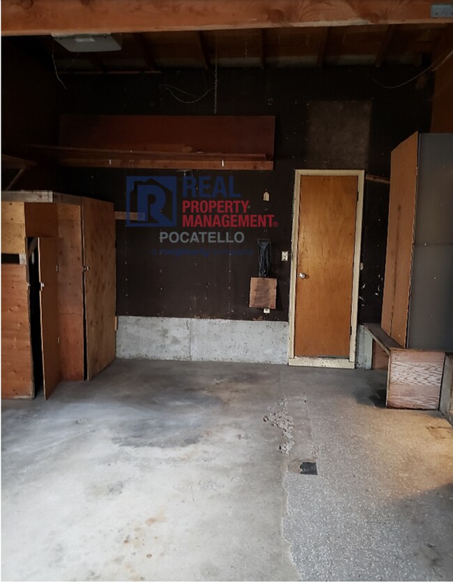 Building Photo - 3 Bedroom 1 Bath Home - 1 car garage - PET...