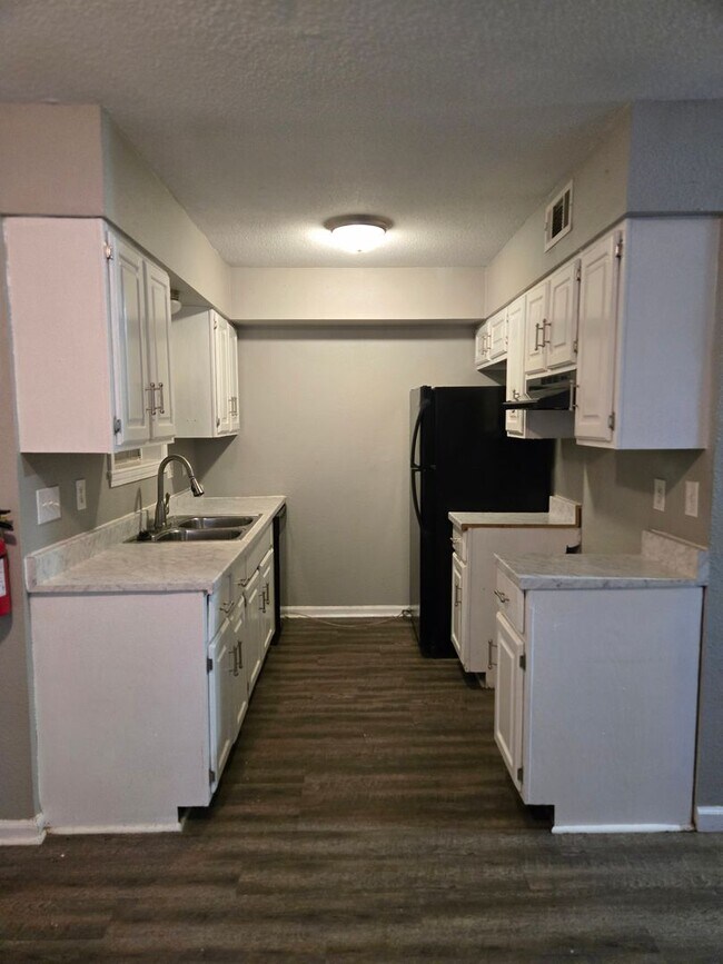 Building Photo - 3 bedroom, 2 bath home for lease.