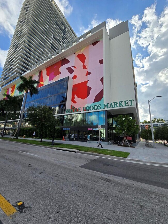 Building Photo - 700 NE 24th St