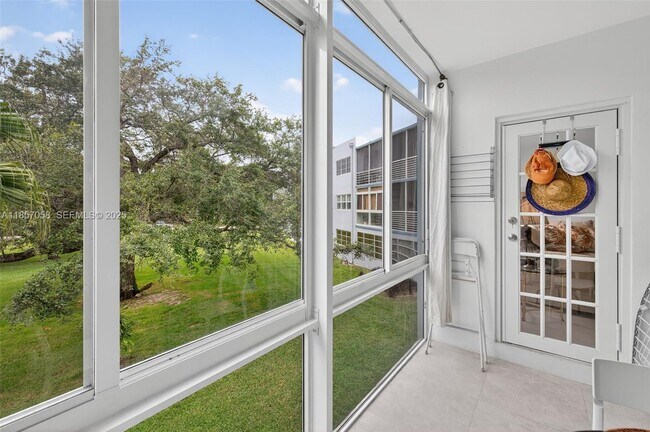 Building Photo - 2200 Park Ln