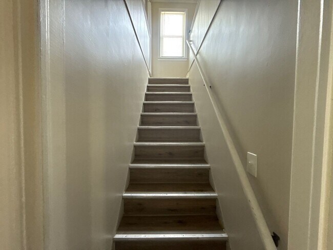 Building Photo - Renovated 3-Bedroom Home – We Welcome Sect...