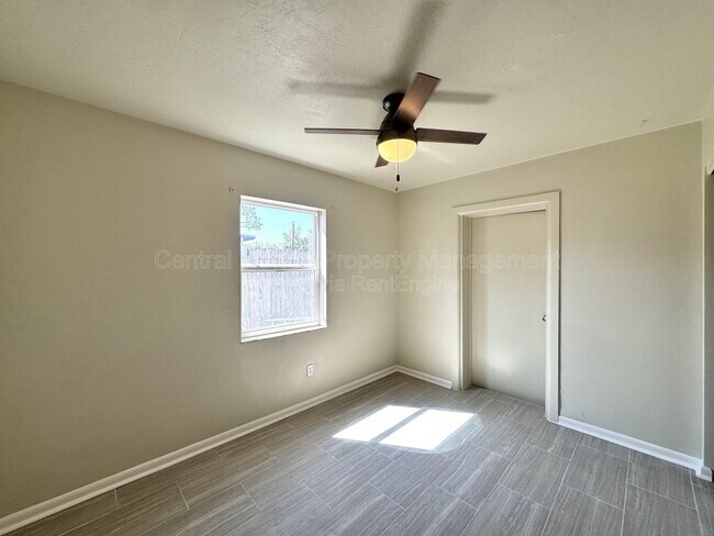 Building Photo - 1074 Gerona Ave