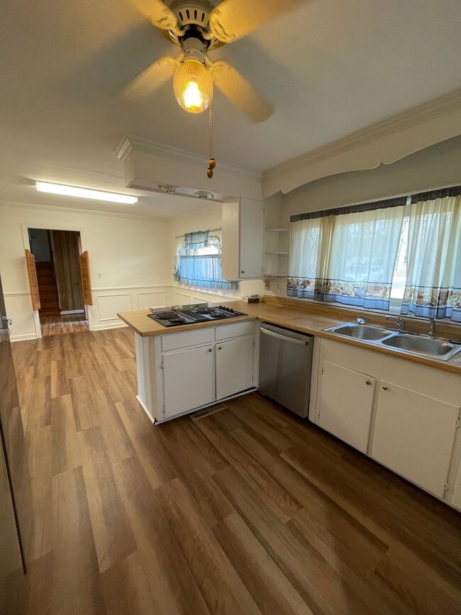 Building Photo - 4 Bedroom home 2.5 Bath  Edwards Road Area...