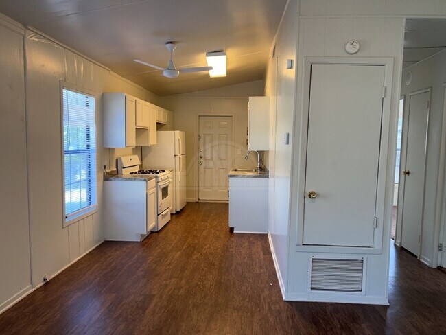 Building Photo - ***Two-Weeks Free Rent***916 Evergreen, Ki...