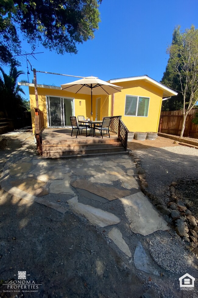 Building Photo - Bright & Cheery 2 Bedroom Home