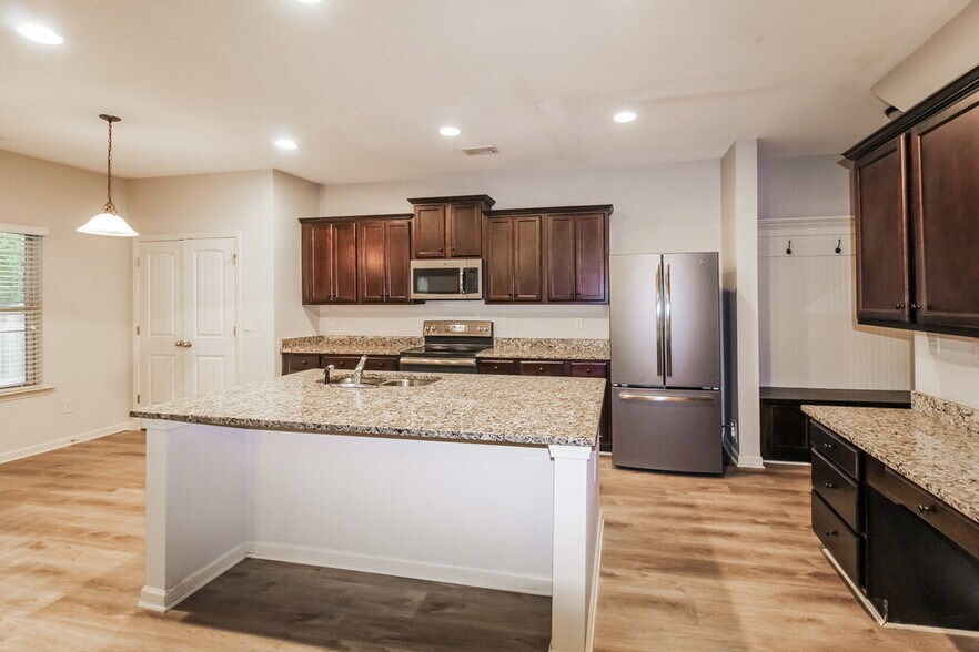 Building Photo - 221 Sableshire Way