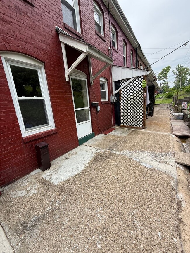 Building Photo - Newly Remodeled 2-Bedroom Townhouse