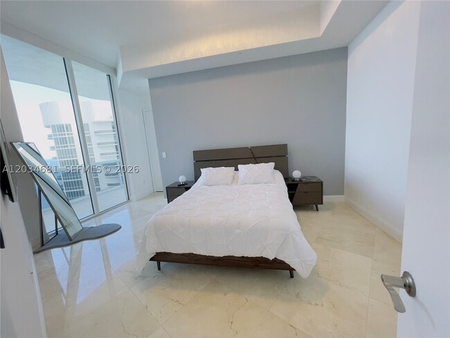 Building Photo - 16001 Collins Ave