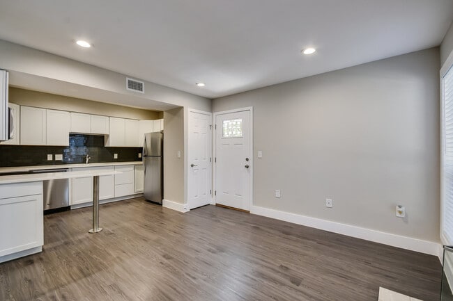 Building Photo - Available: remodeled 1 bed / 1 bath with luxury amenities