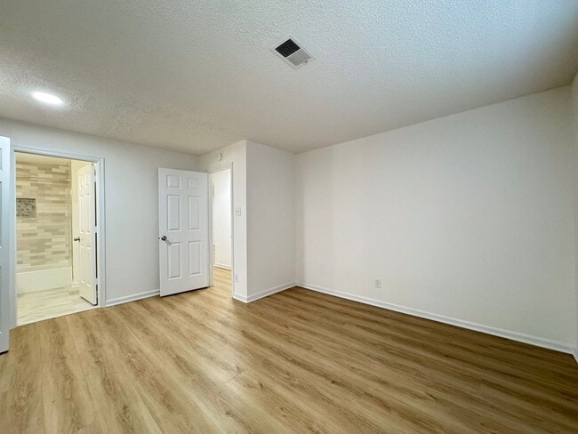 Building Photo - Bright And Cozy 3 Bed 2 Bath Condo In Vibrant Heights On Penderbrook