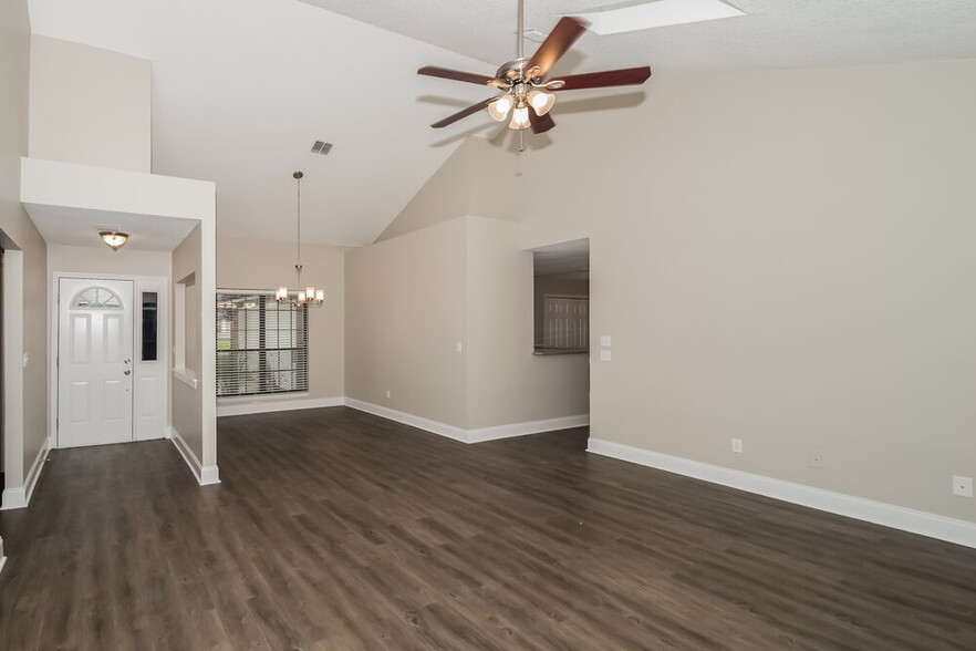 Building Photo - 1676 Tall Timber Dr