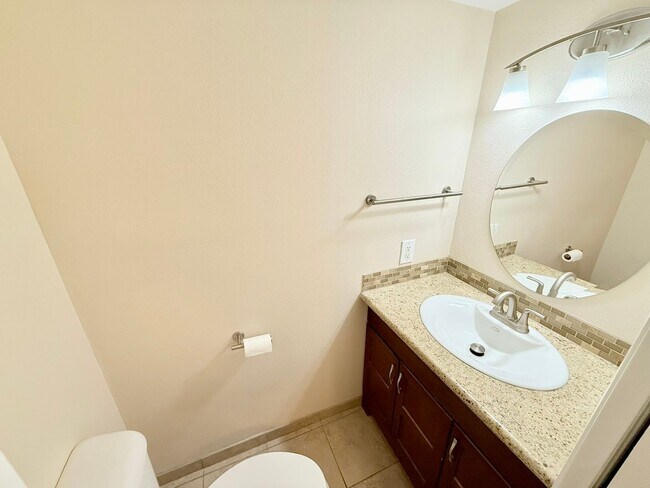 Building Photo - Spacious 3-Bedroom Condo in the Indian Can...
