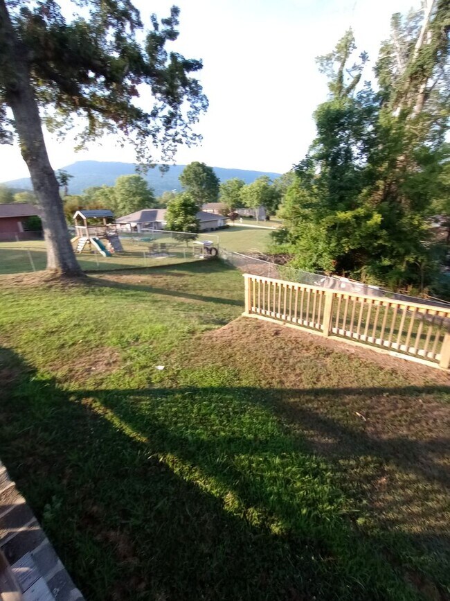 Building Photo - BEAUTIFUL 3 bedroom Lookout Valley home!