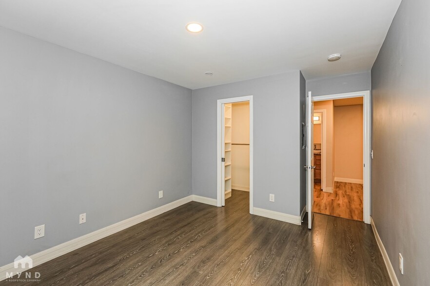 Building Photo - 5252 Balboa Arms Dr