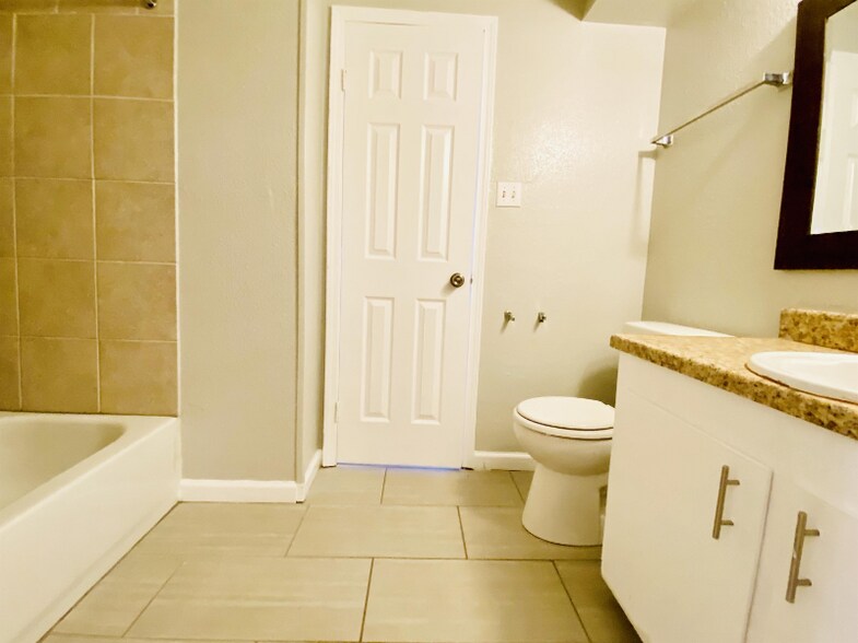Building Photo - 3807 Englewood Cir