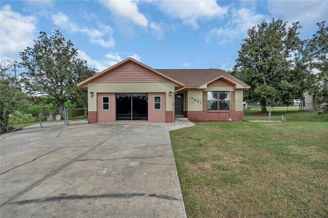 Building Photo - 10851 Log House Rd
