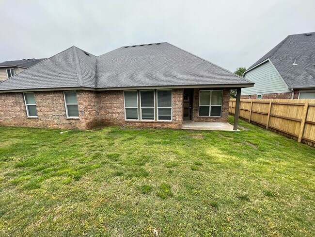 Building Photo - JENKS SCHOOLS - 3 bed with study and formal dining!!