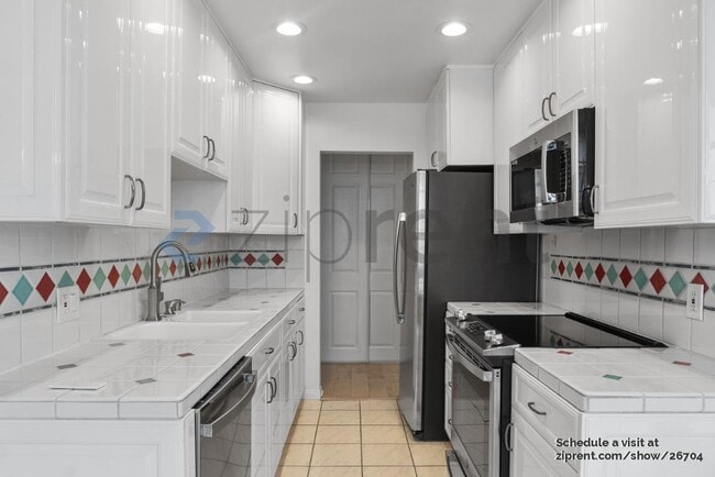 Building Photo - 117 S Doheny Dr