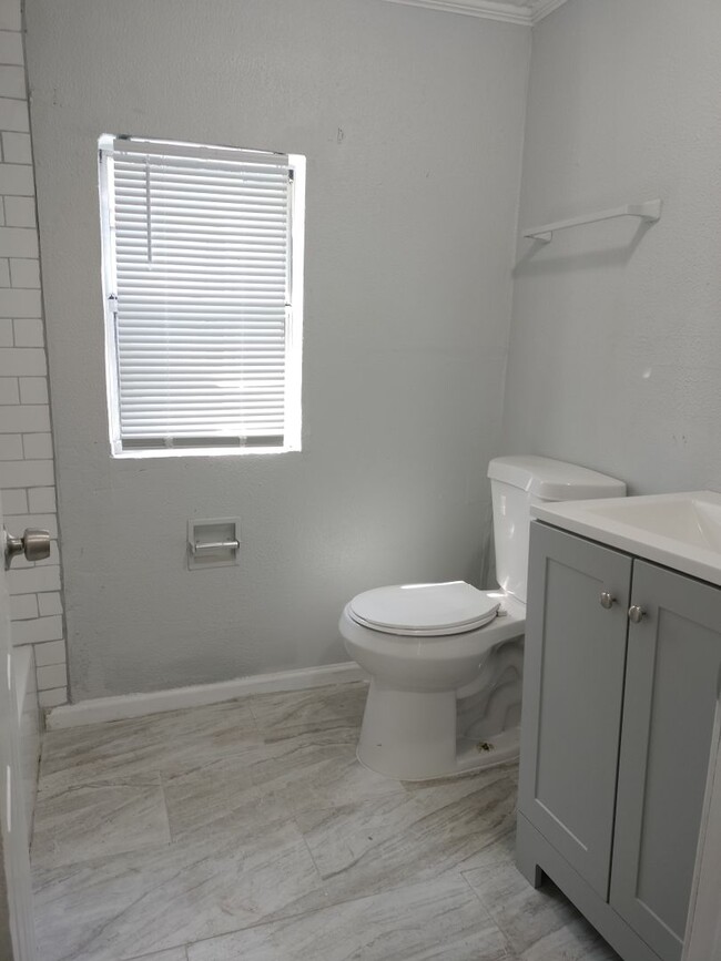Building Photo - 3/1 Single Family Home Available now! 32204
