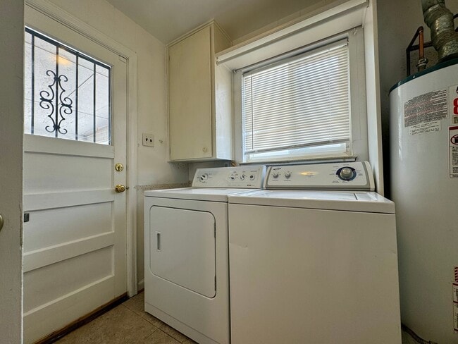 Building Photo - Beautiful 2 bedroom, 1.5 bathrooms plus an office!! Available NOW!