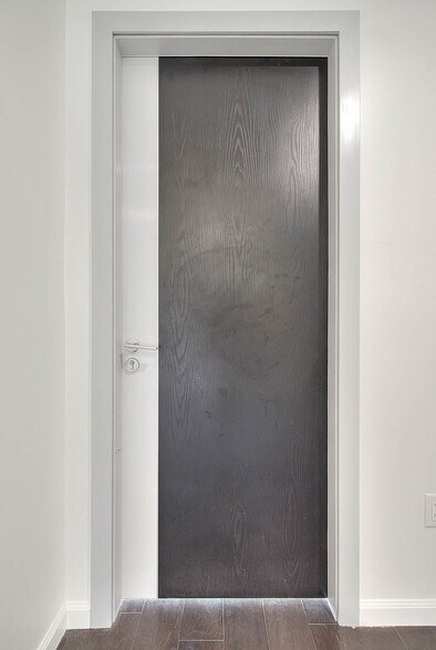 Building Photo - 1952 N Beachwood Dr