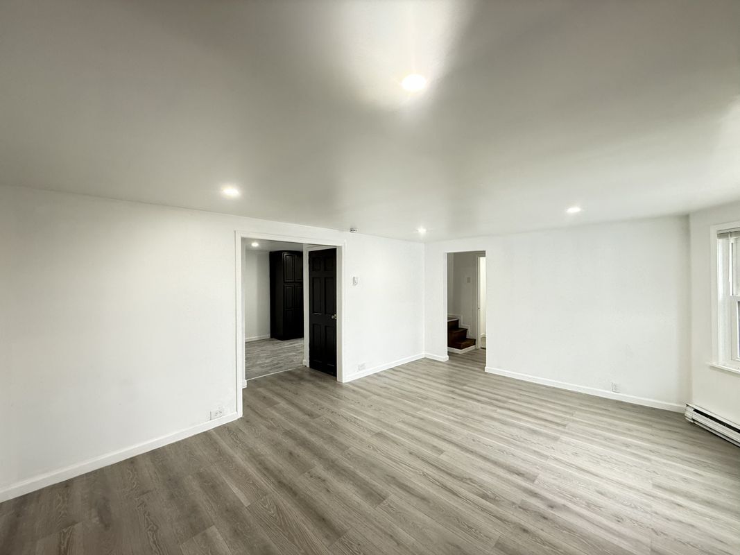 Building Photo - 735 Main St