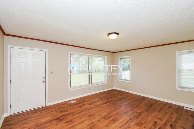 Building Photo - 2104 E Greenbriar Rd