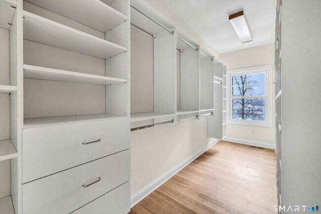 Building Photo - 665 River Rd