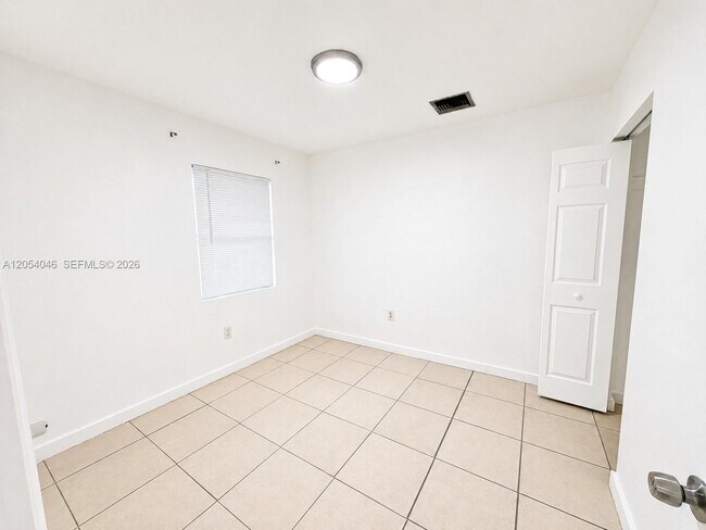 Building Photo - 1405 NW 5th Ct