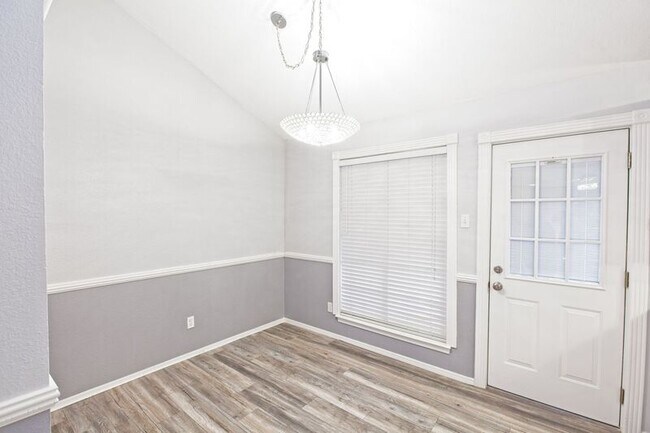 Building Photo - 10590 High Hollows Dr