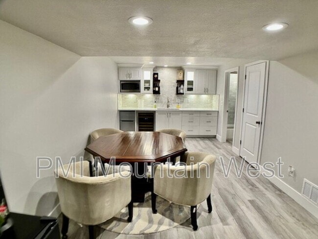 Building Photo - 707 Miller Ave