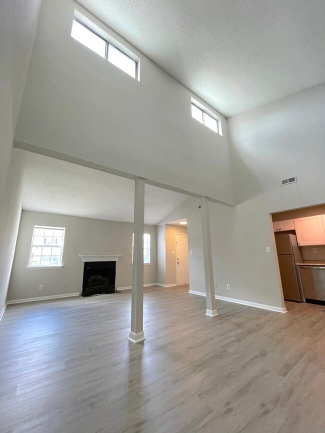 Building Photo - UPDATED 2BED/1BATH TOWNHOME IN TOWN CENTER...