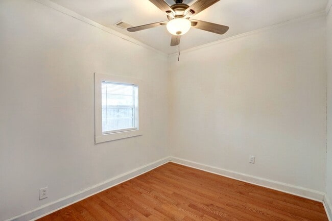 Building Photo - Cute Bungalow - great yard - Two Bedroom