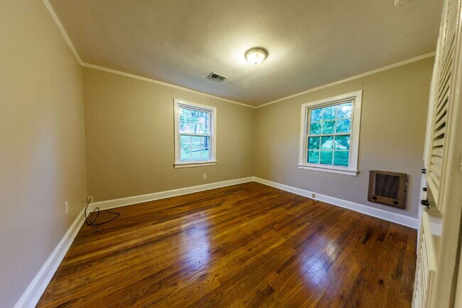 Building Photo - **NOW AVAILABLE!** 2 Bed, 1 Bath Inglewood...