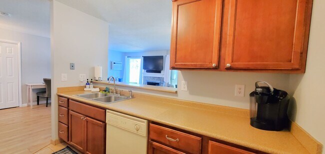 Building Photo - Off-Season Rental 2 Bedroom, 2 Bathroom Condo at Hilltop Condos