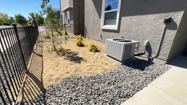 Building Photo - MUST SEE! 2/2.5/2 Townhome in Gardnerville