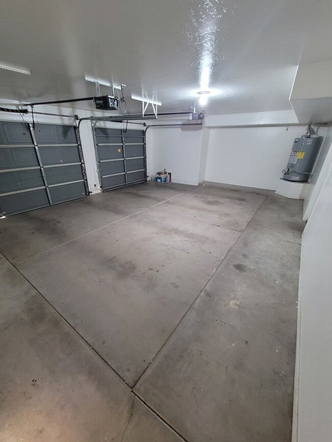 Building Photo - Two story 4/3 for rent in NE Phoenix