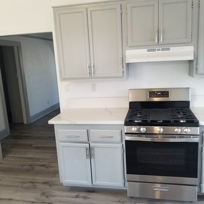 Building Photo - 1032 W 103rd St