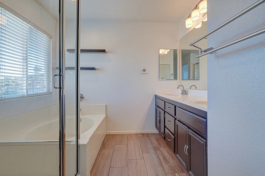 Building Photo - 725 Vista Santo Thomas