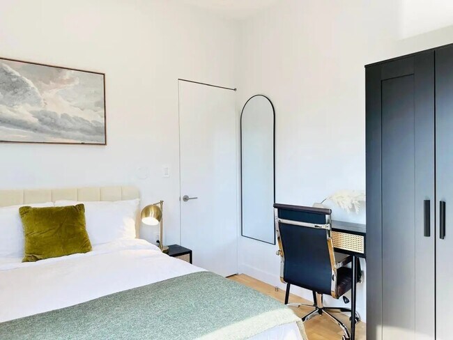 Building Photo - Furnished room/NOT APARTMENT