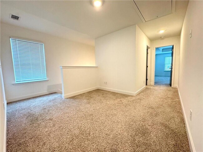 Building Photo - 2955 Vinca Dr