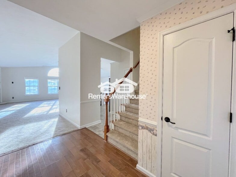 Building Photo - 1009 Hawthorne Farm Terrace