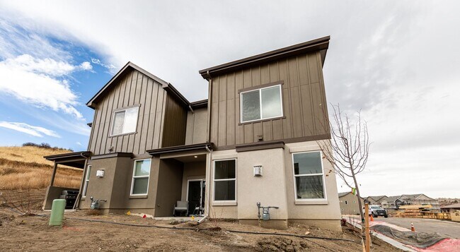 Building Photo - 3 Bedroom End Unit Luxury Townhome in Moun...