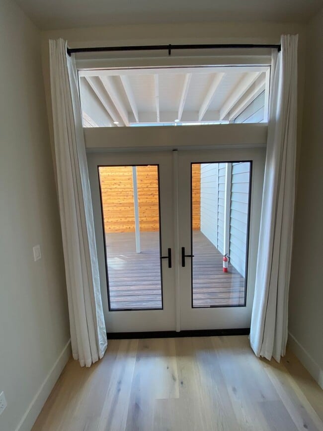 Building Photo - Large newly remodeled apartment with stain...