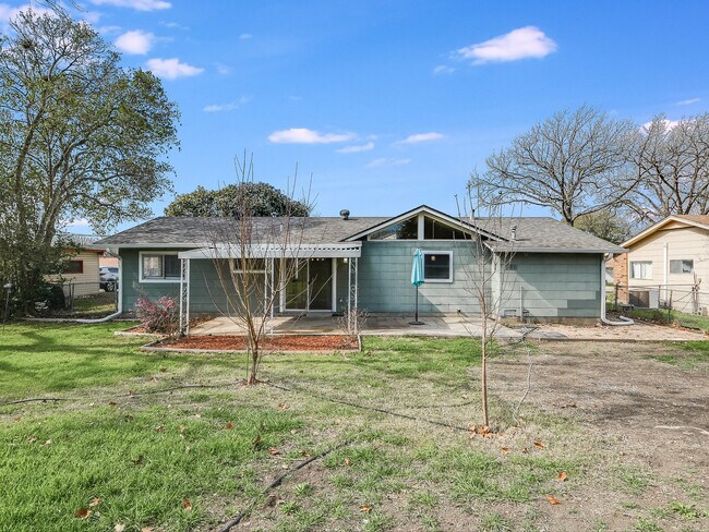 Building Photo - 227 Shin Oak Dr