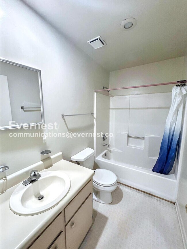 Building Photo - 2-Bedroom Townhome with Washer / Pet-frien...