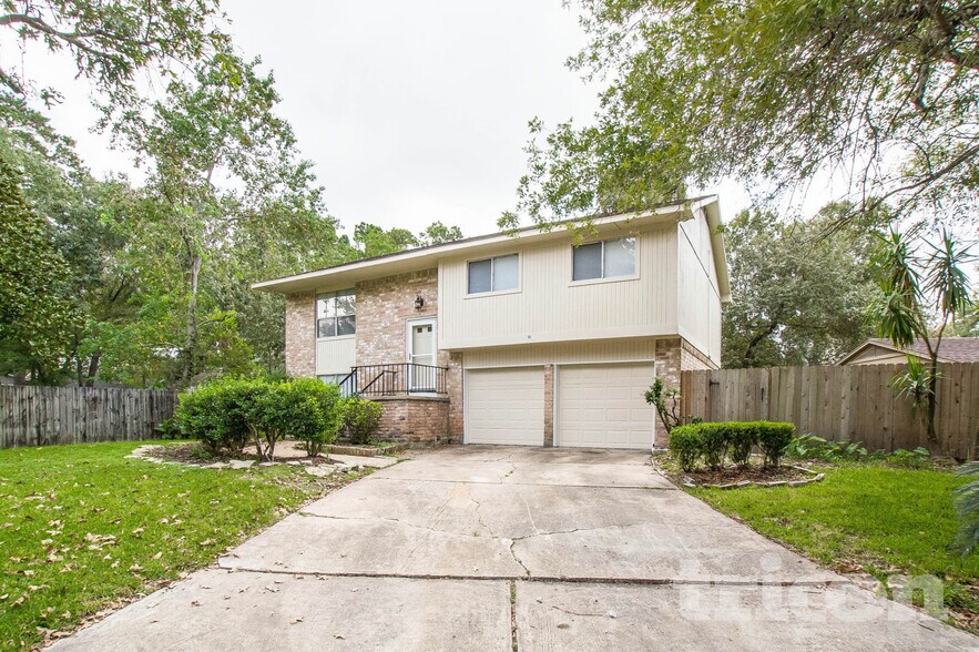 Building Photo - 8610 Pine Shores Dr
