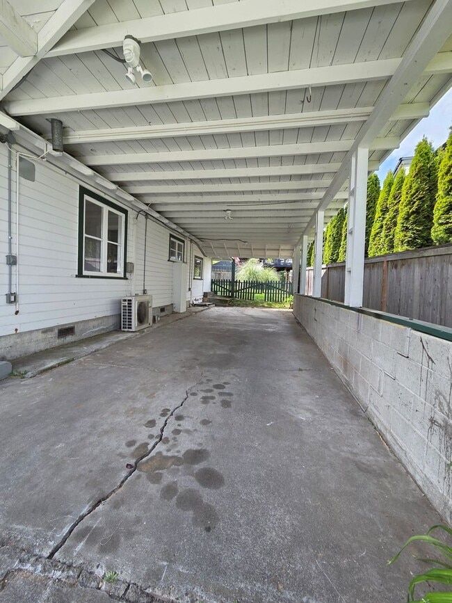 Building Photo - Sweet Home on Spring Street! 2 Bed, 1 Bath w/ Fenced Yard & Carport!